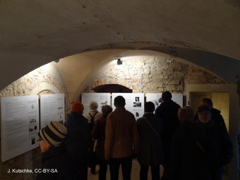 Besucher informieren sich über die Historie des Schlosses